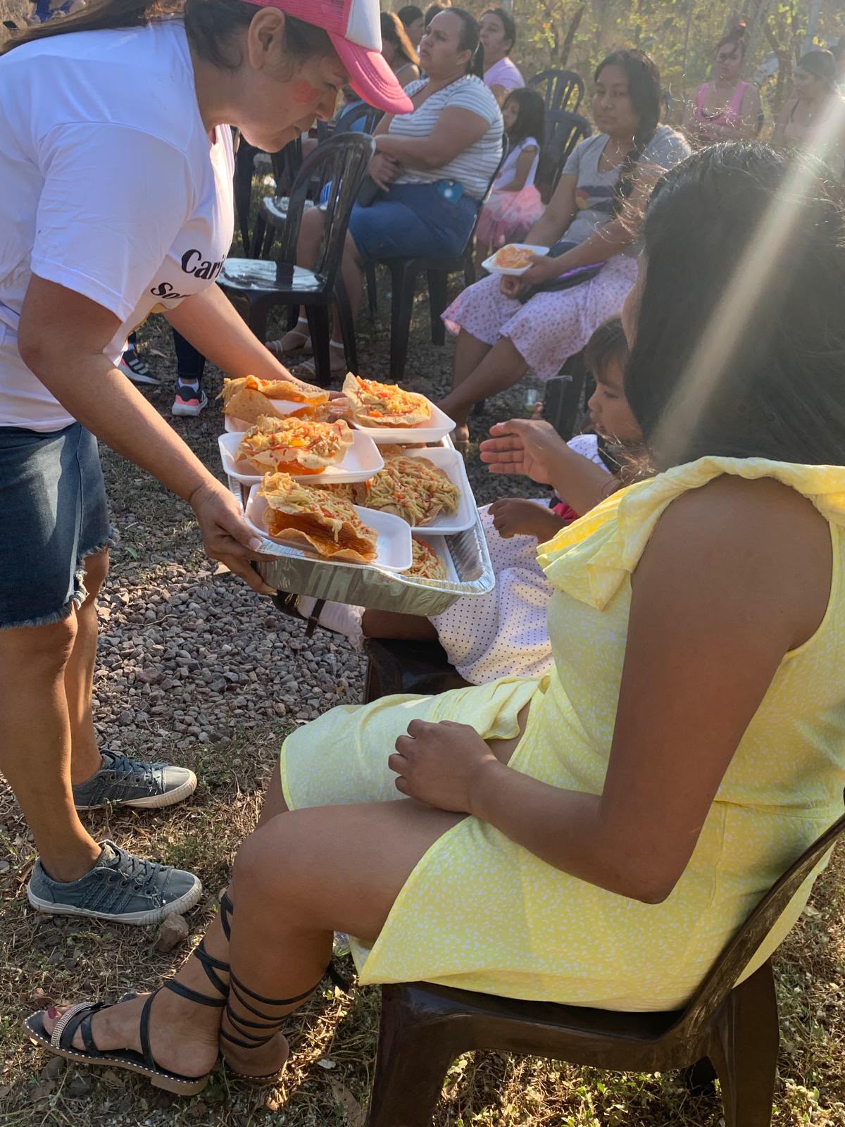 Entrega de comida a una familia durante una actividad